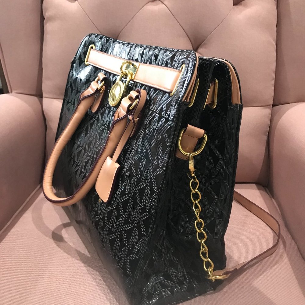 Shoulder bag with gold hardware - Picture 9 of 16